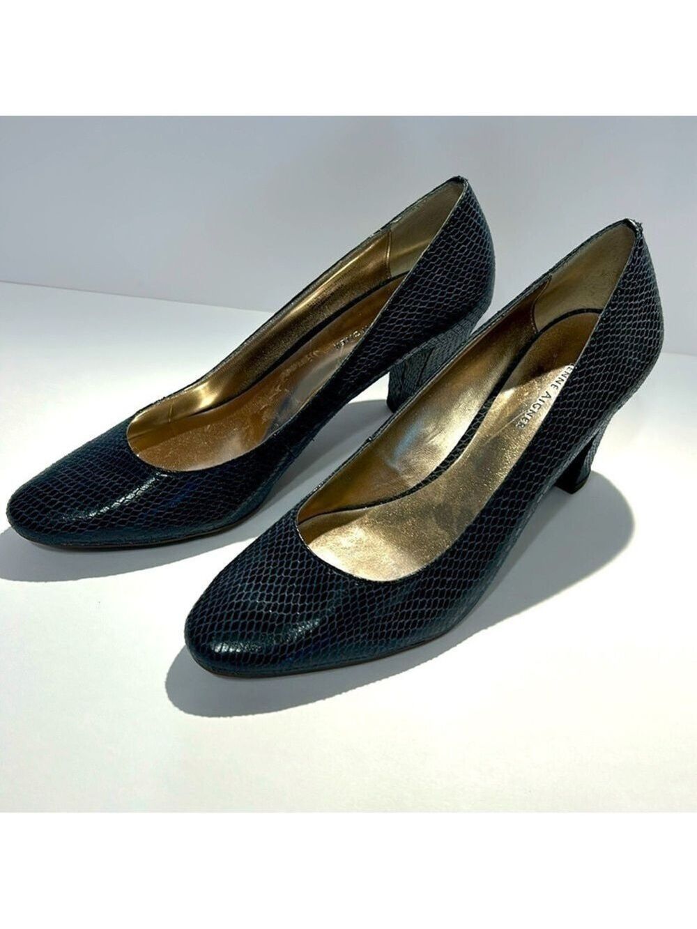 Etienne Aigner vintage ladies shoes pumps heels navy size 8 1/2 M.Good condition